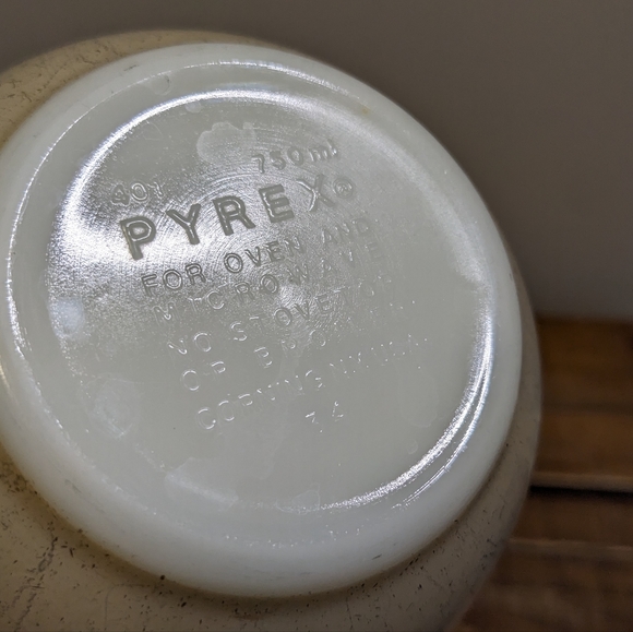 Vintage PYREX Homestead Pattern Small Mixing Bowl | Blue and Tan 401 750 ml - Picture 7 of 11